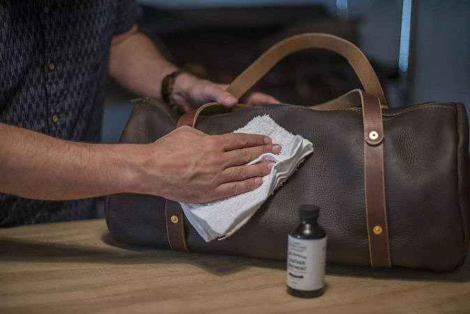 Как защитить кожу сумки от грязи и пыли